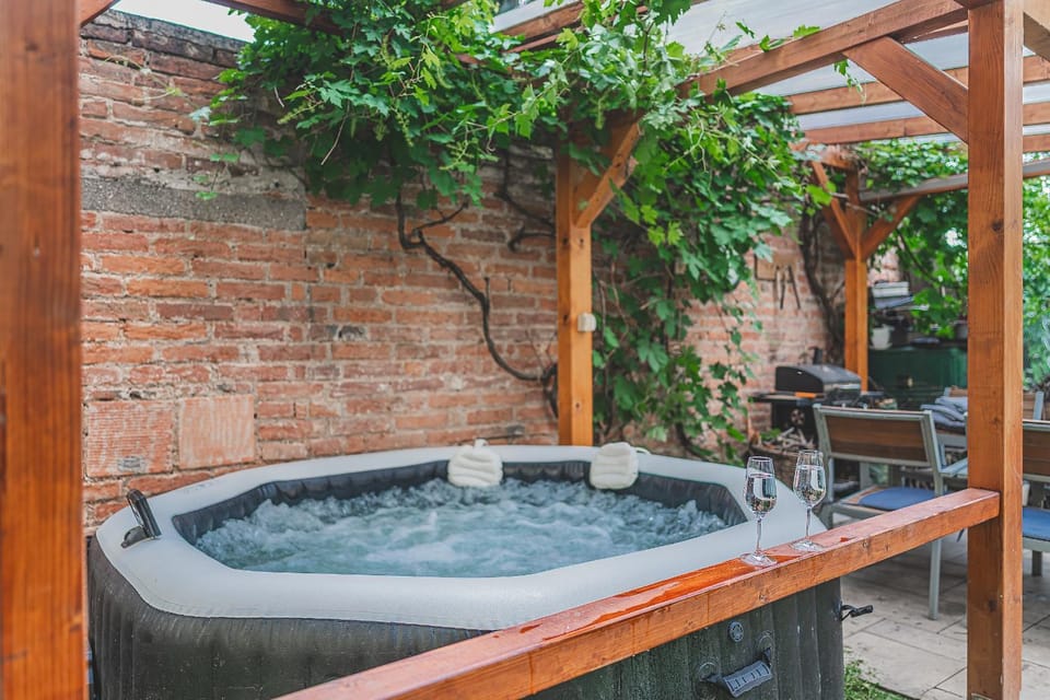 Hot Tub, Swimming pool