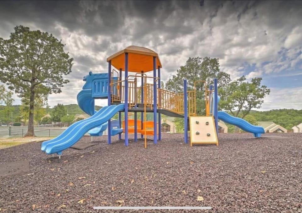 The Cove 26-1 By SDC, Big Deck, Pool, Hot Tub, By Lake Apartment in Indian Point