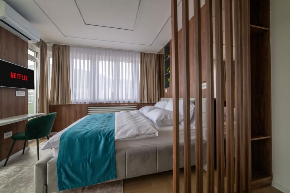 Bed, Photo of the whole room, Seating area, Bedroom