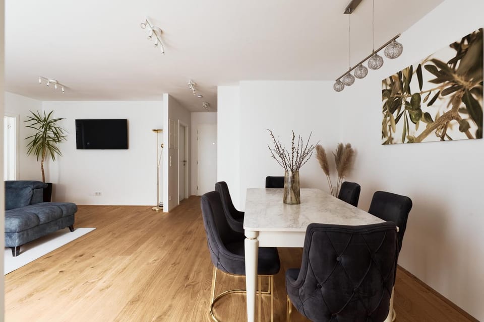 TV and multimedia, Living room, Seating area, Dining area