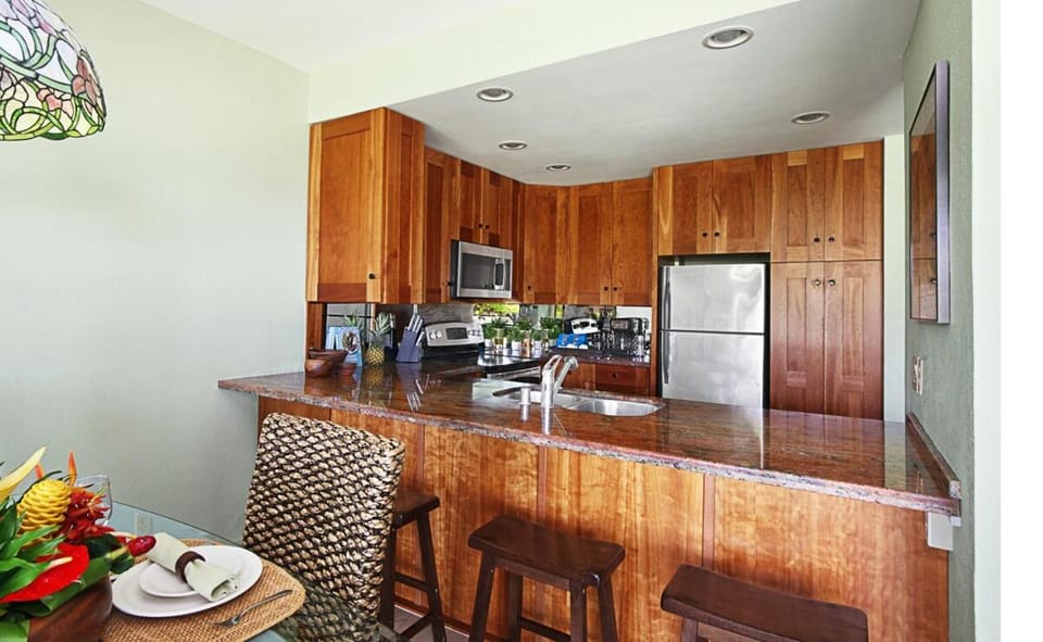 Coffee/tea facilities, Kitchen or kitchenette, Dining area, Food, stove, toaster