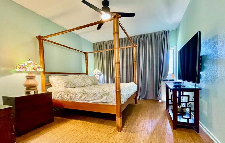 Bed, TV and multimedia, Bedroom