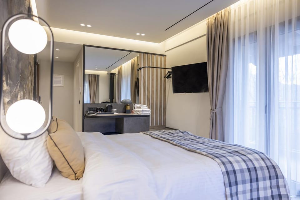 Bed, TV and multimedia, Living room, Photo of the whole room, Seating area, Bedroom, hair dresser, towels, wardrobe