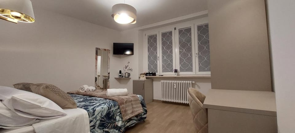 Bed, TV and multimedia, Bedroom