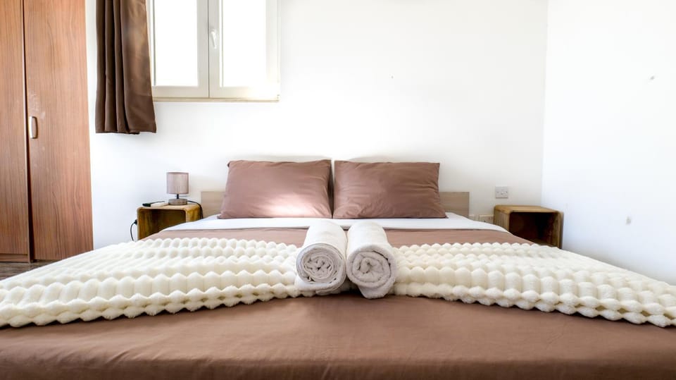 Bed, Bedroom, towels