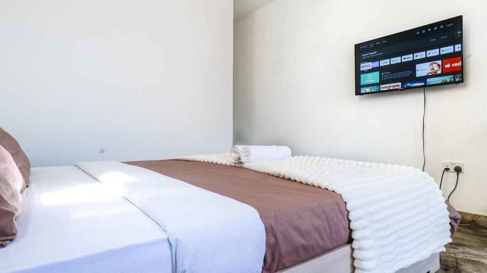 Bed, TV and multimedia, Entertainment, towels