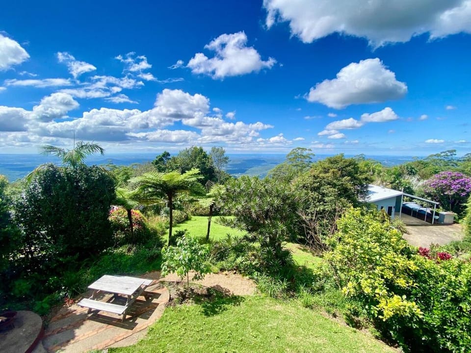 Mountain Retreat Scenic Getaway with BBQ House in Tamborine Mountain