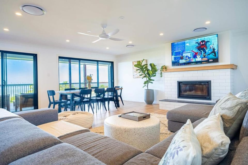 Mountain Retreat Scenic Getaway with BBQ House in Tamborine Mountain