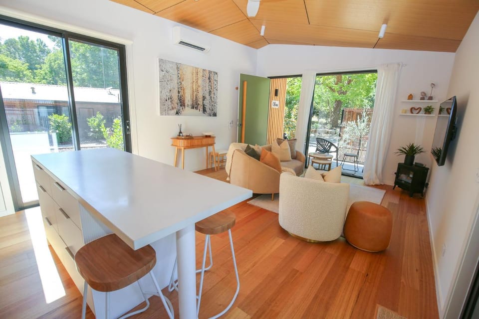 Living room, Seating area, Dining area, heating