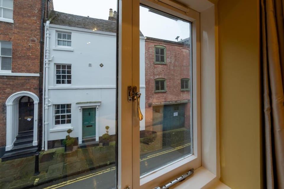 Historic town centre house with secure parking Apartment in Shrewsbury