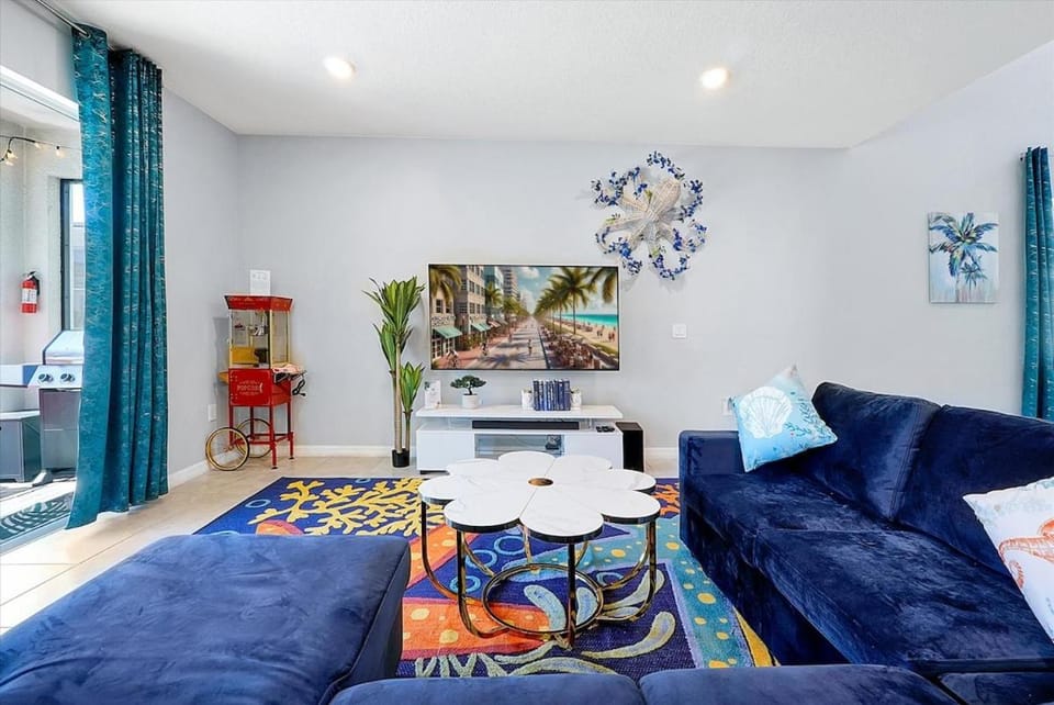 NEW 5 bed 4 bath, 20 Guests Resort Near Disney W PS5,BBQ, Pool House in Polk County