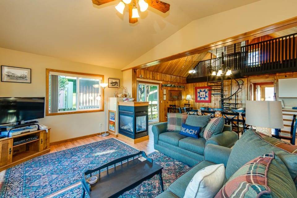Oceanfront Family Cabin 4 BR Wrap-Around Deck Cabin in Rockaway Beach