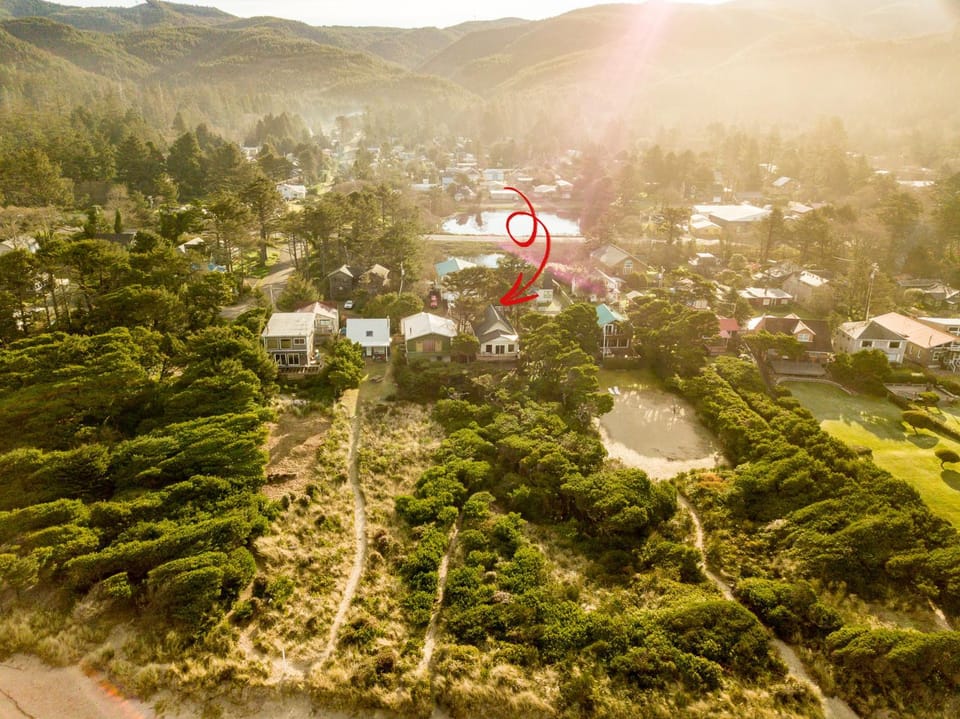 Oceanfront Family Cabin 4 BR Wrap-Around Deck Cabin in Rockaway Beach