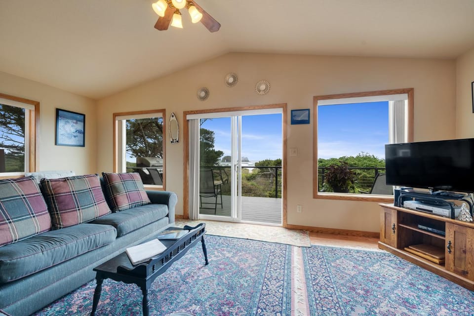 Oceanfront Family Cabin 4 BR Wrap-Around Deck Cabin in Rockaway Beach