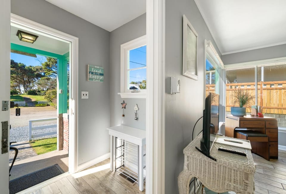 Breaker Ave Beach Cottage Pet Friendly House in Rockaway Beach