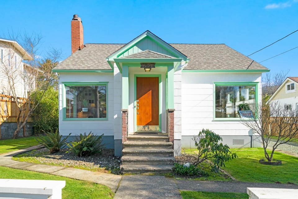 Breaker Ave Beach Cottage Pet Friendly House in Rockaway Beach