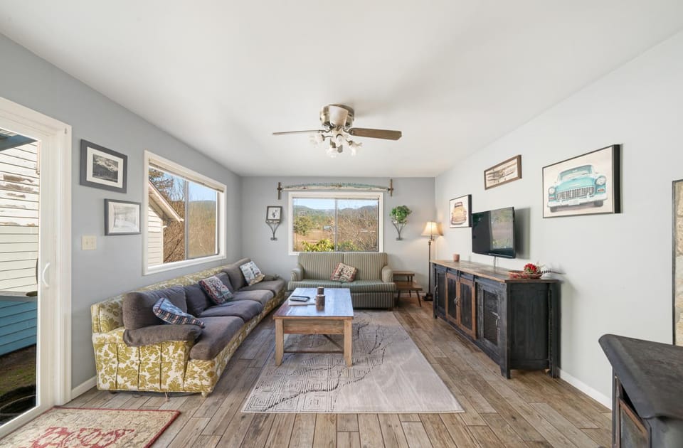 Breaker Ave Beach Cottage Pet Friendly House in Rockaway Beach