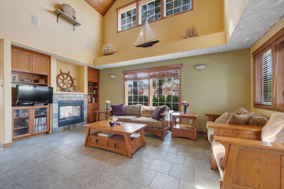 3BR Retreat 8 Blocks to Beach Jacuzzi Tub House in Rockaway Beach