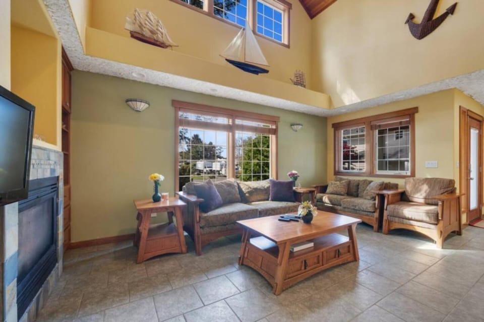 3BR Retreat 8 Blocks to Beach Jacuzzi Tub House in Rockaway Beach