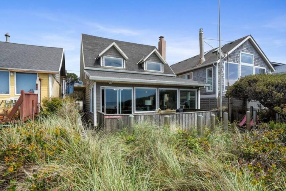 Oceanview 4BR Steps to Beach Family Retreat House in Rockaway Beach