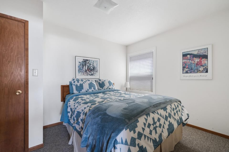Oceanview 4BR Steps to Beach Family Retreat House in Rockaway Beach