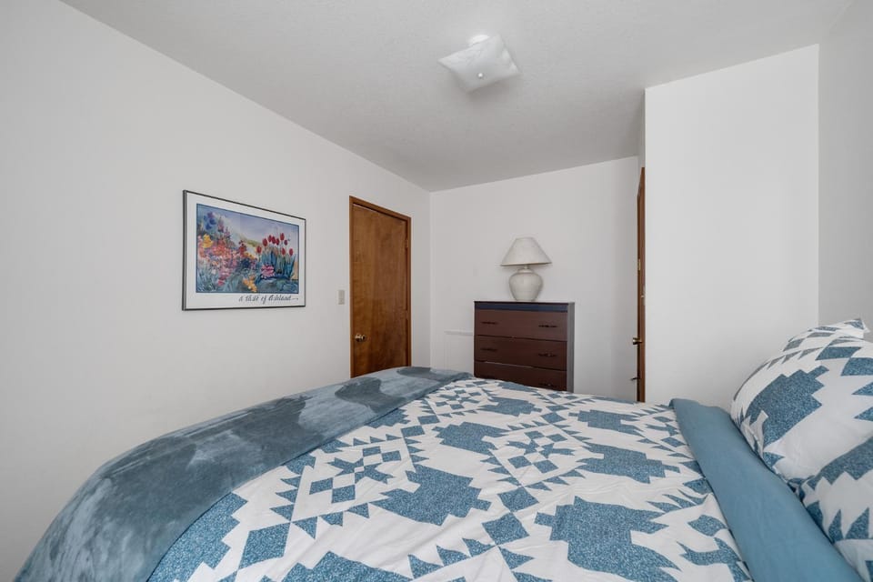 Oceanview 4BR Steps to Beach Family Retreat House in Rockaway Beach
