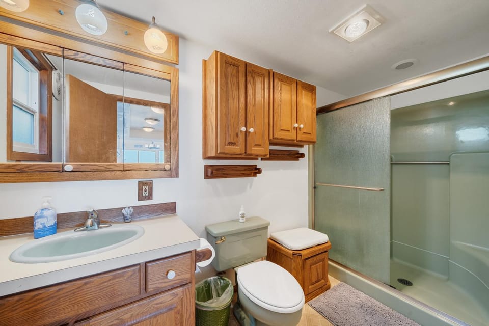 Oceanview 4BR Steps to Beach Family Retreat House in Rockaway Beach