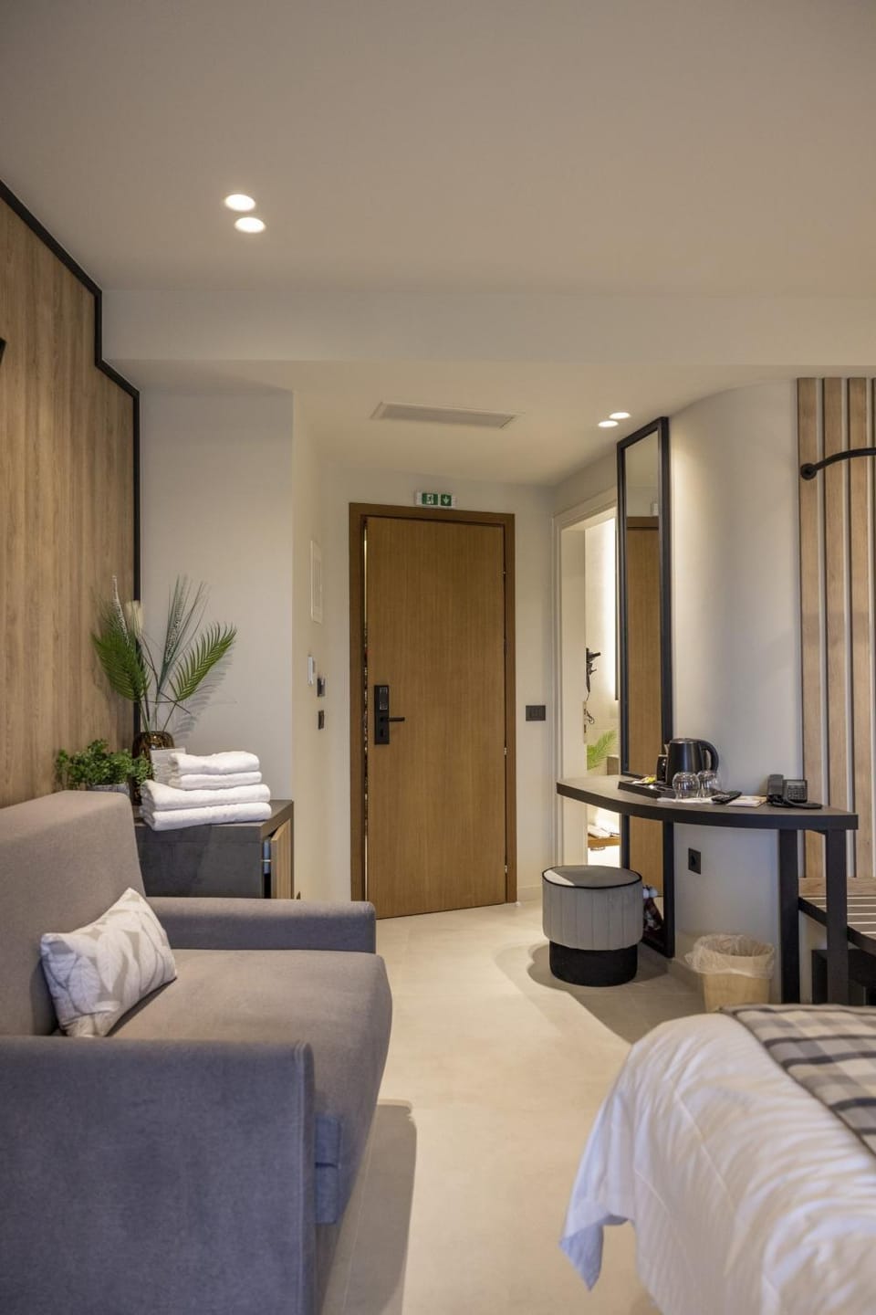 Bed, Living room, Photo of the whole room, Seating area, Bedroom
