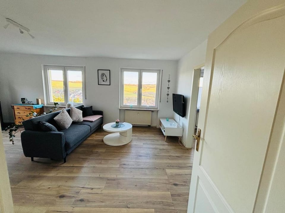 TV and multimedia, Living room, Seating area, Evening entertainment