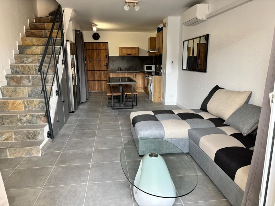 Maison avec cour 8 personnes - Bazarette House in Saintes-Maries-de-la-Mer