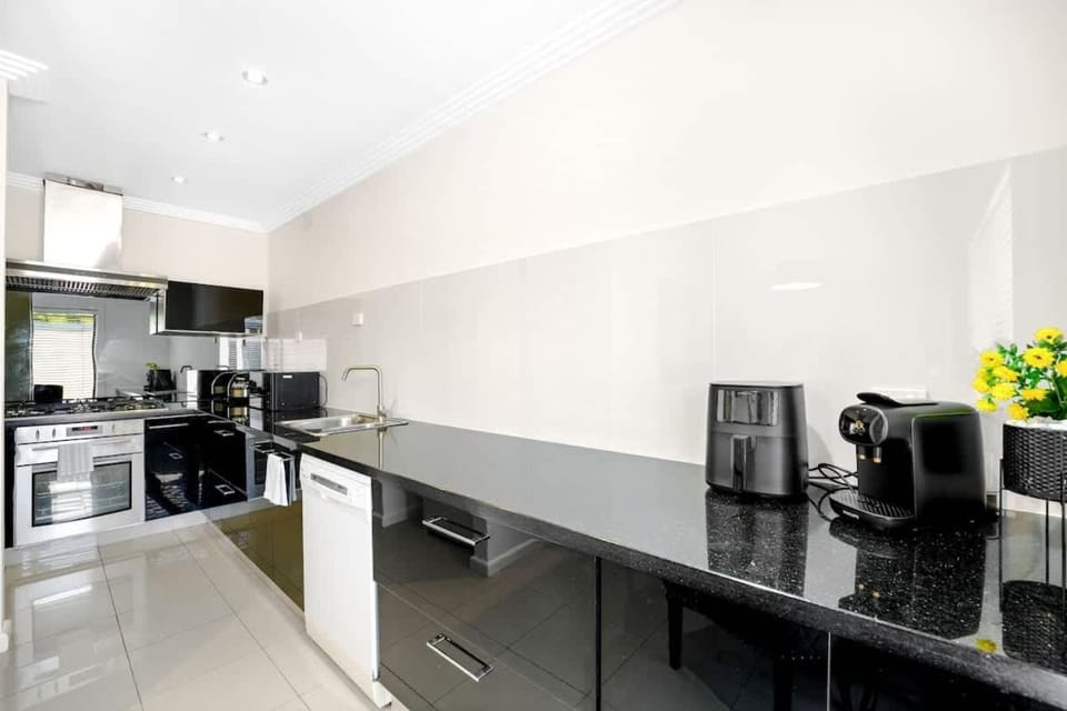 Perfectly Located Family Home in Hoppers Crossing House in Melbourne