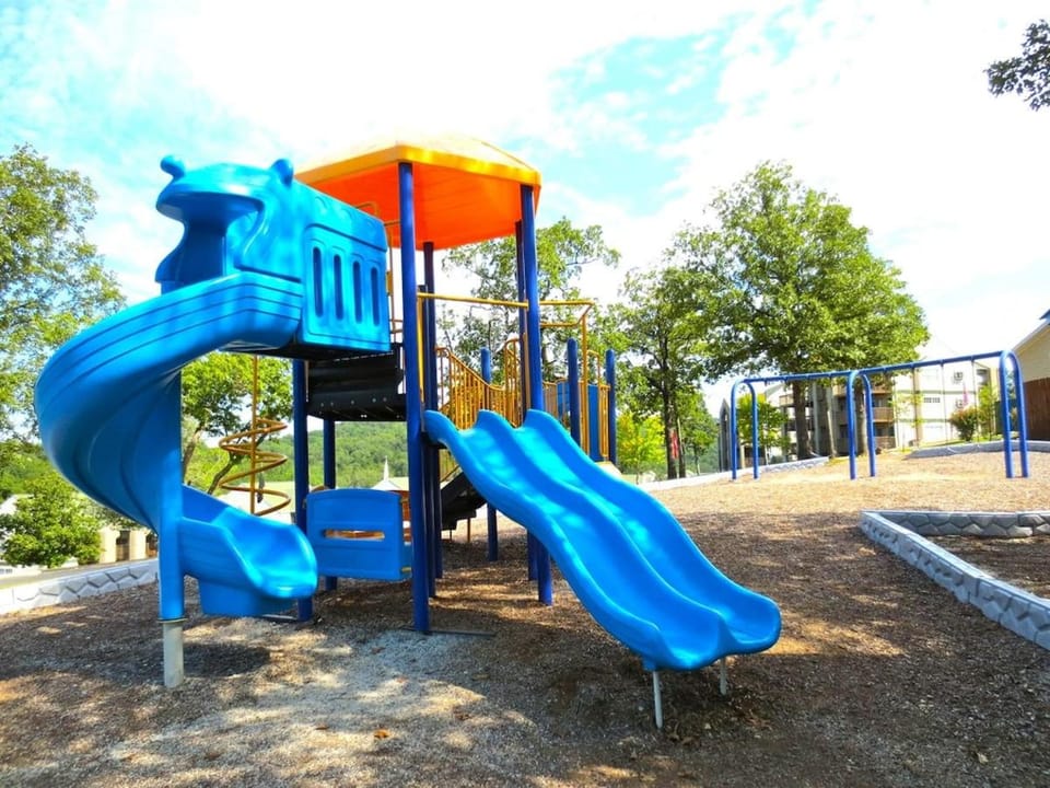 The Cove 26-2 By SDC, Big Deck, Pool, Hot Tub, By Lake Apartment in Indian Point