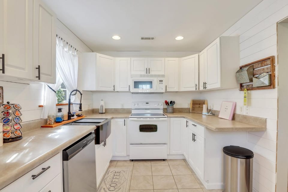 Kitchen or kitchenette, minibar, stove