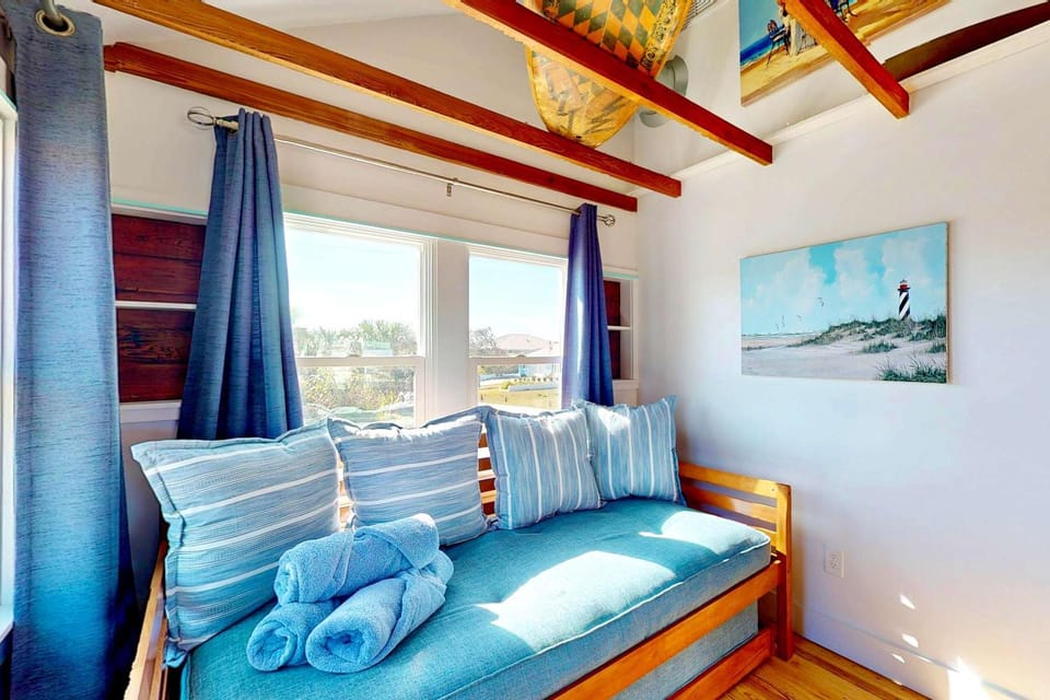 Quaint Beach View St Aug Home - Lasolas House in Vilano Beach