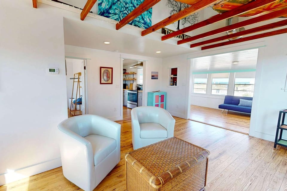 Quaint Beach View St Aug Home - Lasolas House in Vilano Beach