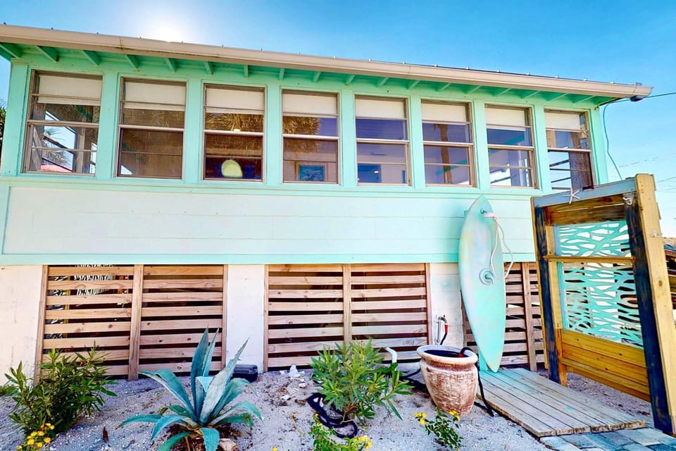 Quaint Beach View St Aug Home - Lasolas House in Vilano Beach