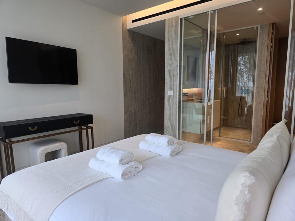 Bed, TV and multimedia, Photo of the whole room, towels
