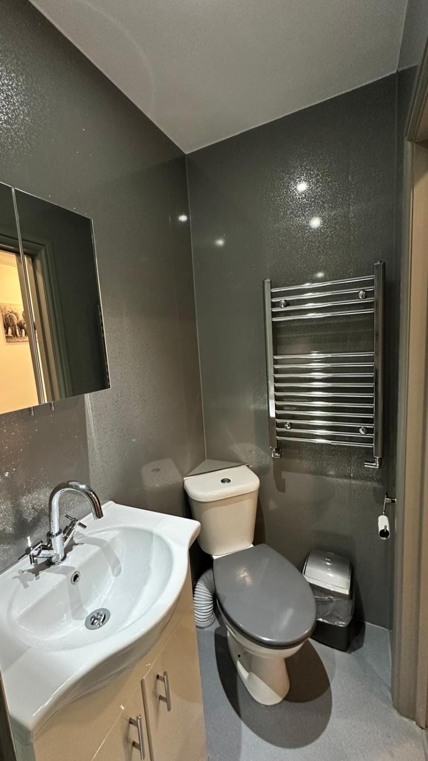 Fully Furbished Entire Flat 3 Apartment in London
