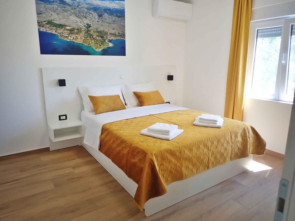Bedroom, air conditioner