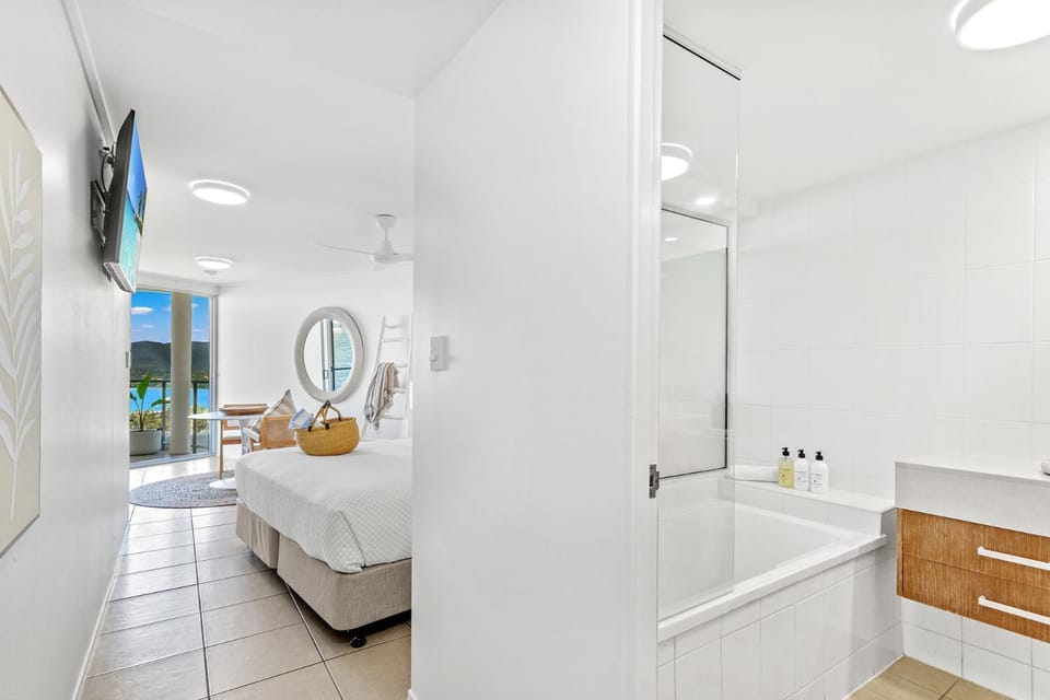 Bed, Bathroom, Photo of the whole room, Bedroom, Bath, towels