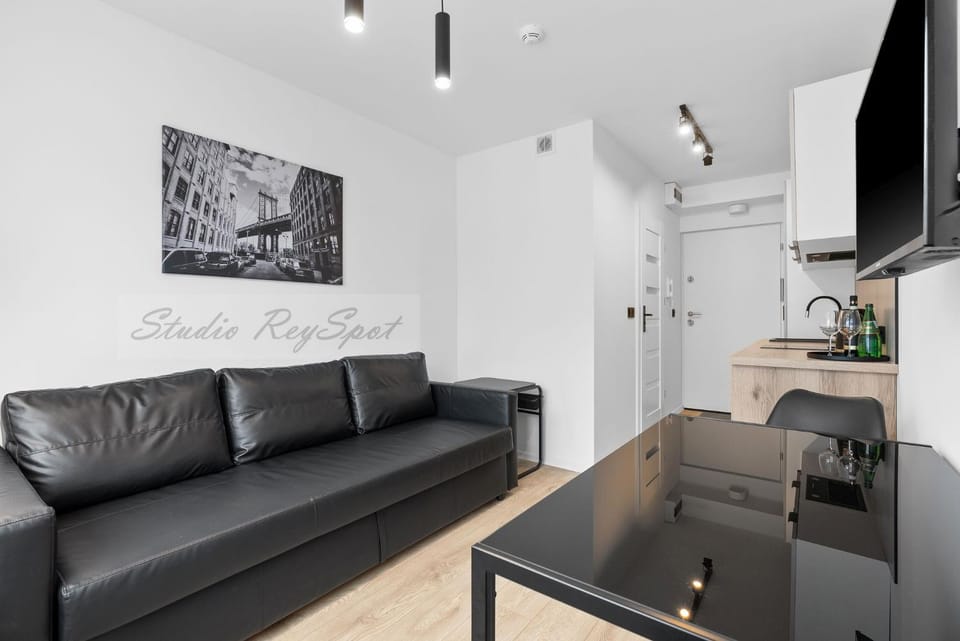 TV and multimedia, Kitchen or kitchenette, Living room, Seating area, Dining area