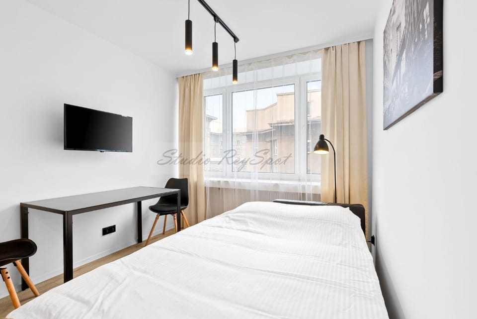 Bed, TV and multimedia, Bedroom
