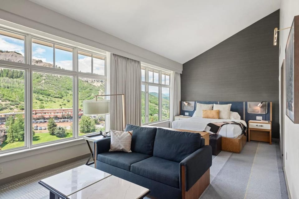 Luxe Resort Penthouse - Ski in Ski Out 3 Bedroom Apartment in Snowmass Village
