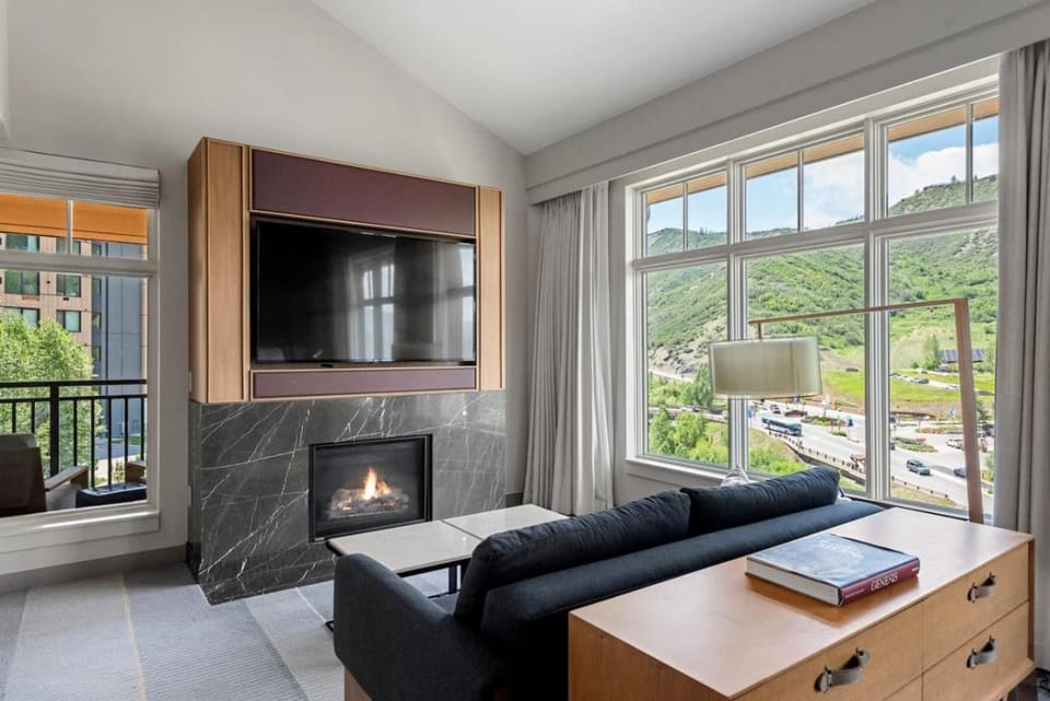 Luxe Resort Penthouse - Ski in Ski Out 3 Bedroom Apartment in Snowmass Village