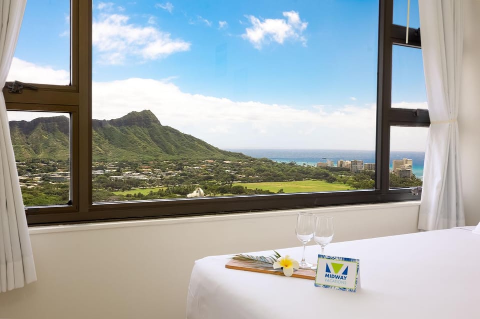 Bed, Mountain view, Sea view