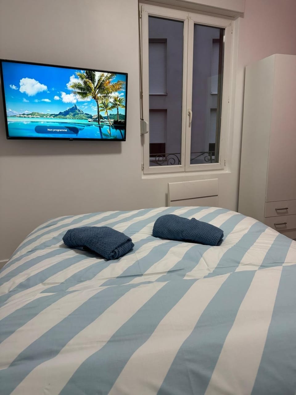 Bed, Bedroom, towels