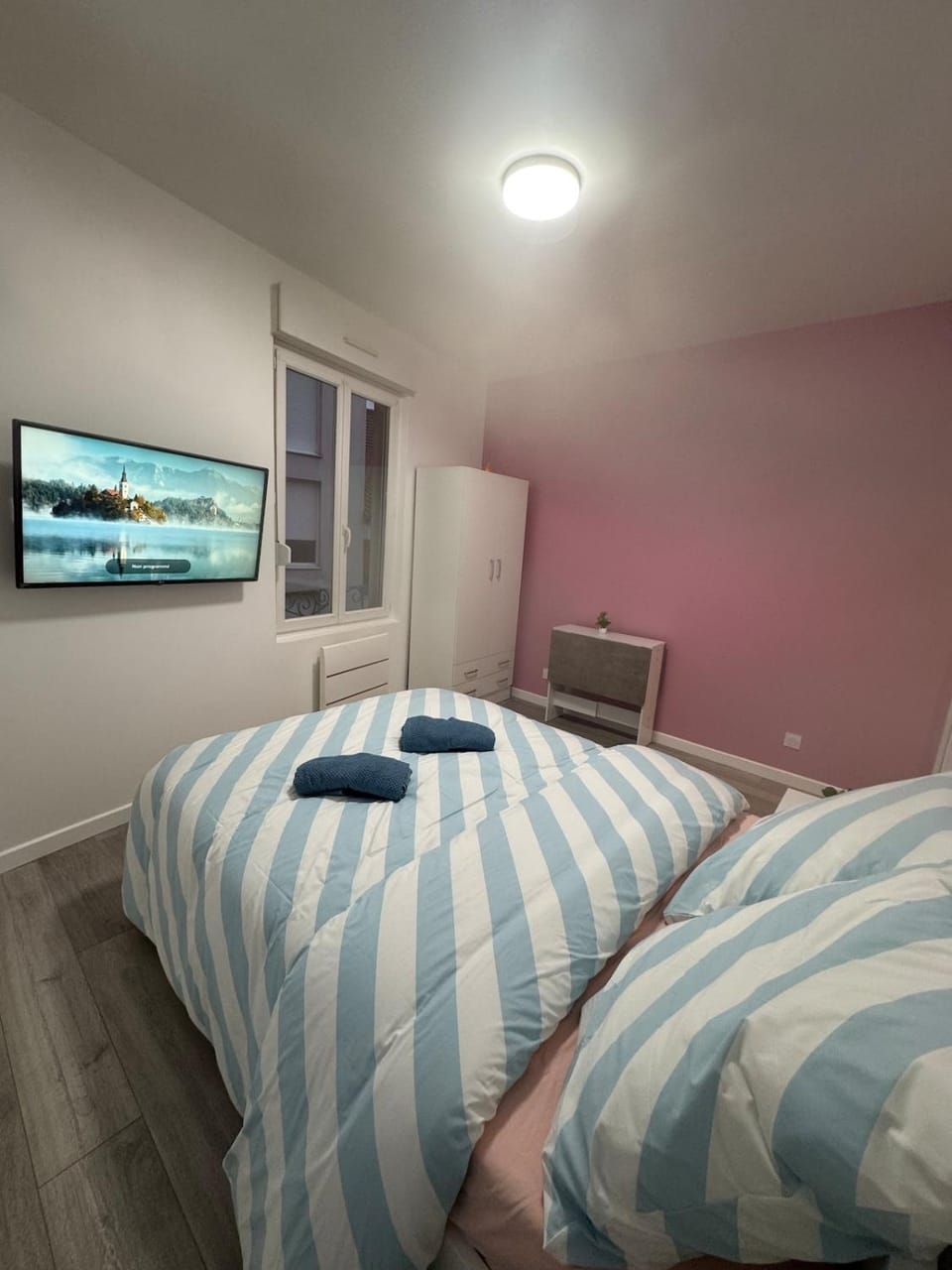 Bed, TV and multimedia, Bedroom, towels