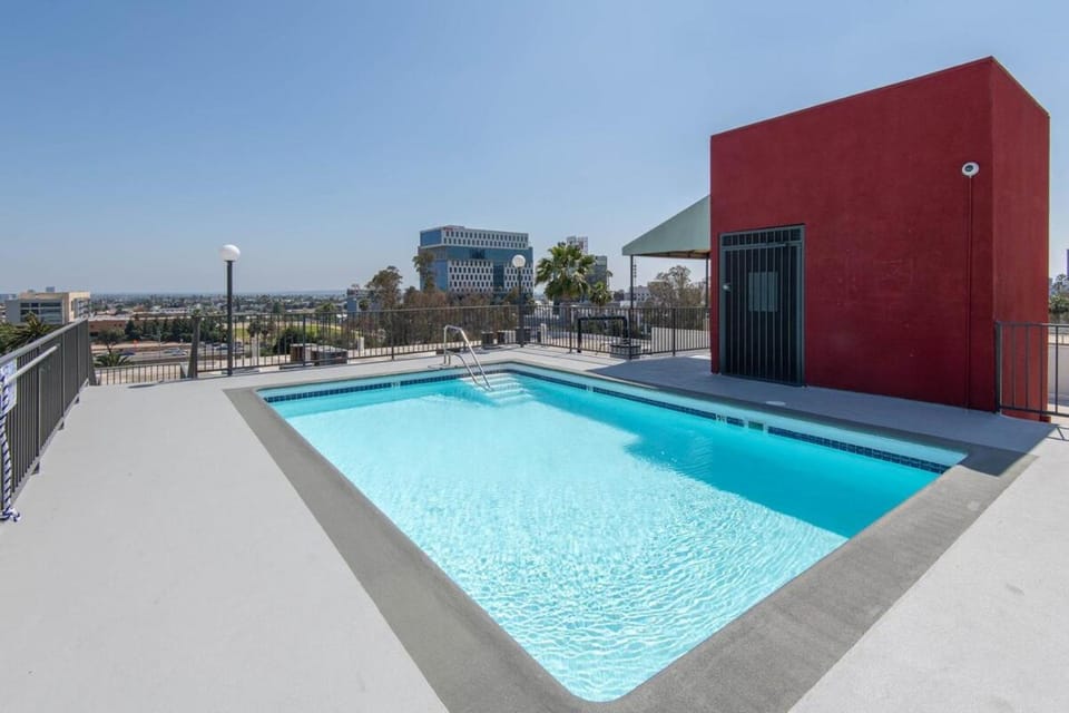 Chic Hollywood Retreat 2Bed Rooftop Pool with Iconic Views Apartment in Hollywood