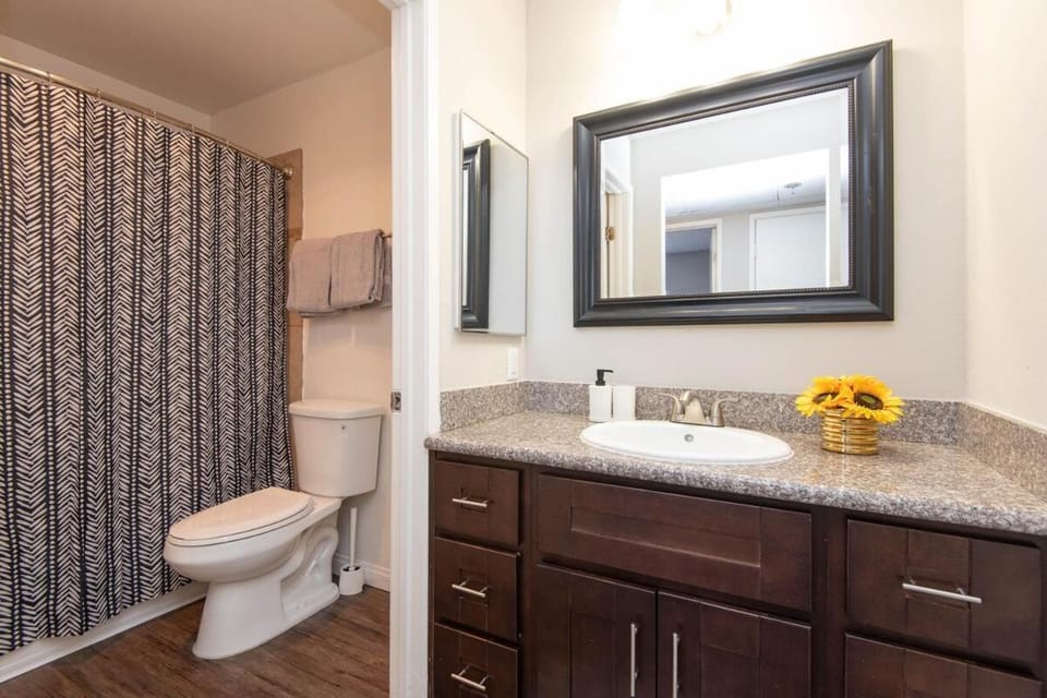 Chic Hollywood Retreat 2Bed Rooftop Pool with Iconic Views Apartment in Hollywood