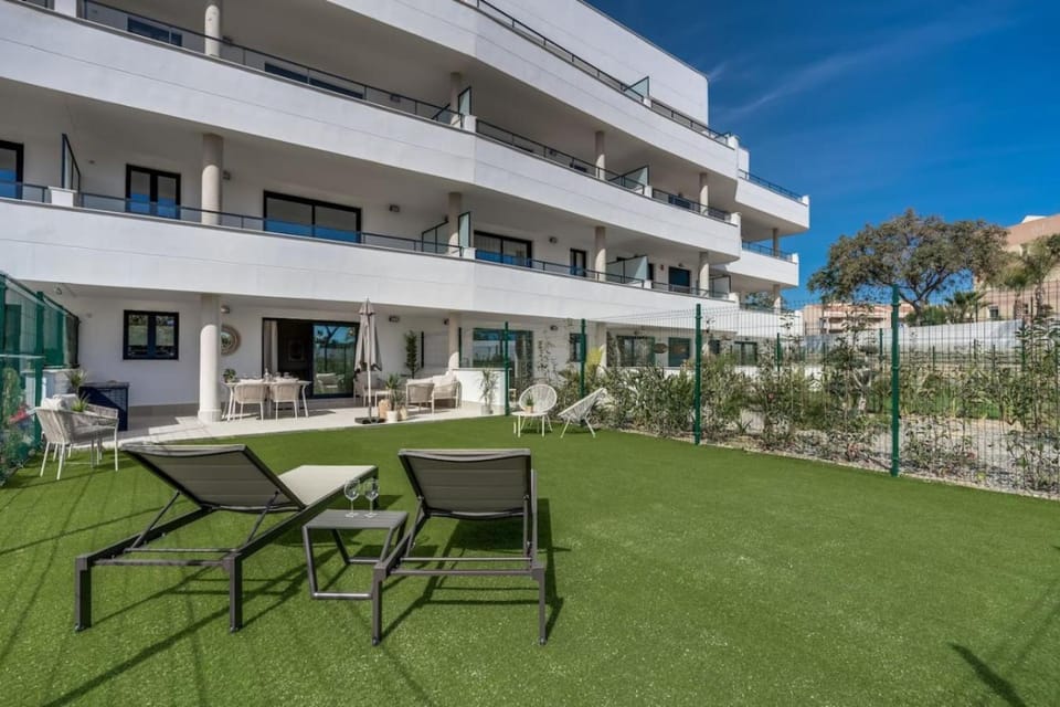 Property building, Spring, Day, Garden, Garden, View (from property/room), Balcony/Terrace, Balcony/Terrace, Garden view, sunbed